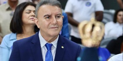 Eduardo concede data-base acima da inflação e Wanderlei abaixo dela. E pau come sem dó nem piedade é apenas na moleira do prefeito