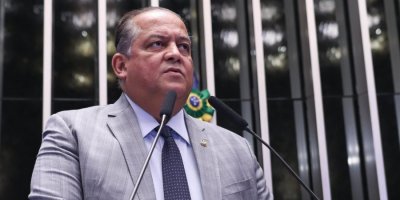 Senador Eduardo vota pelo spray de pimenta