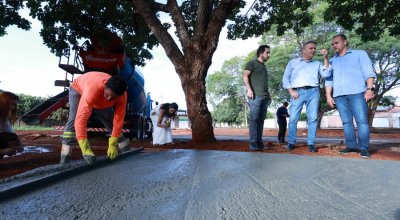 Prefeito Eduardo Siqueira acompanha obra da praça da Arne 53