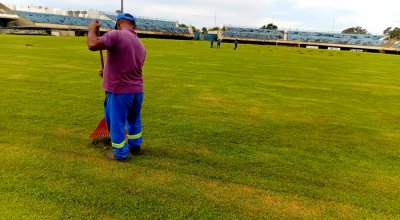 Prefeitura de Palmas realiza serviços de limpeza no Estádio Nilton Santos