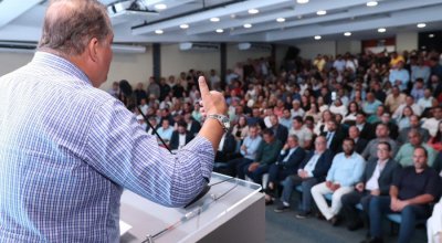 Em evento com mais de 100 prefeitos, senador Eduardo Gomes reforça agenda municipalista na liberação de R$ 86 milhões e recebe reconhecimento