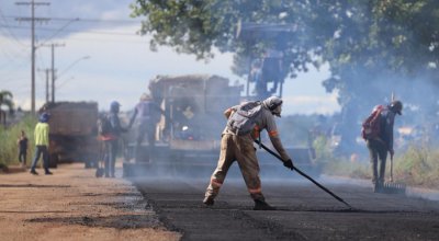 Prefeito inicia nova frente de recapeamento no Bertaville e prepara obra de integração com ponte na região Sul