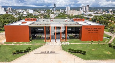 Deputados soltos com a boca livre: dos R$ 241 milhões de emendas no ano passado, R$ 123 milhões mandaram para a poupança que criaram para a grana e outros R$ 37,9 milhões para turismo. Contas no TCE