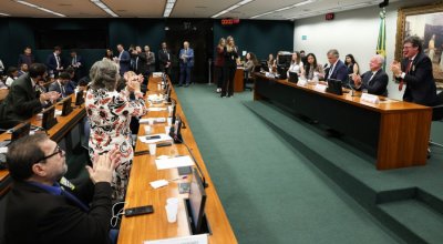 CCJ aprova admissibilidade de propostas que acabam com escala 6x1