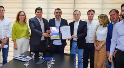 Governador Wanderlei Barbosa assina contrato com Hospital de Amor para ampliar tratamento oncológico em Palmas
