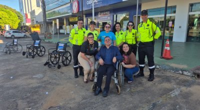 Intervenção urbana promove reflexão sobre acessibilidade e respeito às vagas preferenciais no trânsito