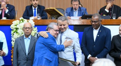 Prefeito Eduardo Siqueira Campos recebe homenagem em nome do pai durante sessão pelos 30 anos da Arquidiocese de Palmas