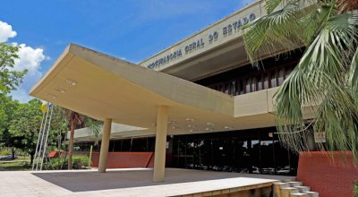 Deputados postergam autorização para Estado receber doação de R$ 56 milhões do BNDES mas aprovam licença prêmio de até 35% do subsídio a procuradores e mais salários no TJ. O Estado terá que premiar também o tempo do procurador em empregos anteriores