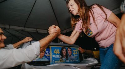 Professora Dorinha adesiva carros com sua imagem e a de Flávio Bolsonaro em Dia D realizado em todo o Tocantins