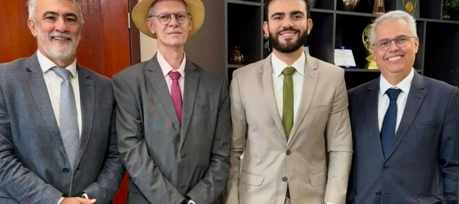 Salários acima de R$ 100 mil em janeiro, mas conselheiros do TCE aprovam proposta de projeto de lei que "reorganiza" indenizações em mais R$ 3,8 milhões anuais a membros e chefias de gabinete. Alô Flávio Dino!!!