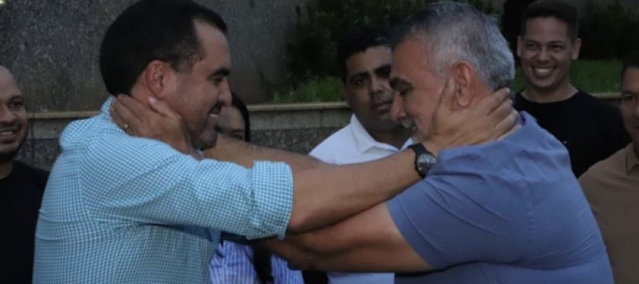 Amélio obtém aval de Wanderlei para construir candidatura ou alianças. Argumento de aliados de Dorinha de ter votos das maiores cidades é pífio. Diferença entre UB e Republicanos em 2024 foi de apenas 40 mil votos. Dorinha vai ter que descer do salto!