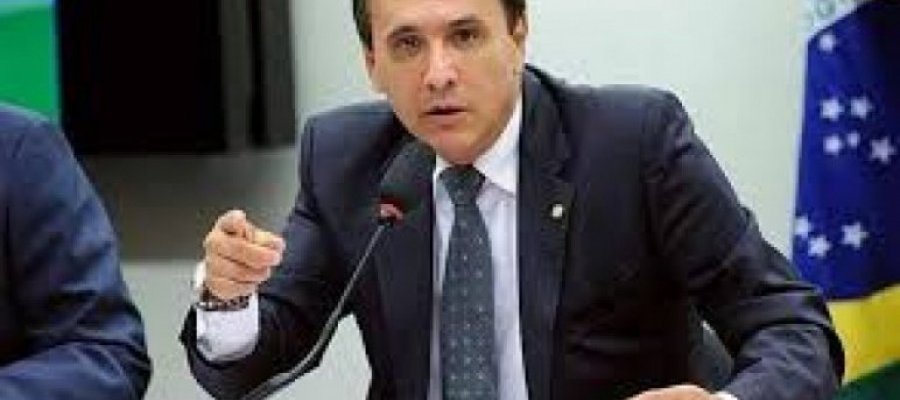 Dorinha diz ao T1 que Gaguim não deixa o grupo e passa a impressão de estar batendo prego numa barra de sabão fazendo uso de uma procuração quando situação exigiria o titular para desfazer a dúvida criada pela própria "aliança"