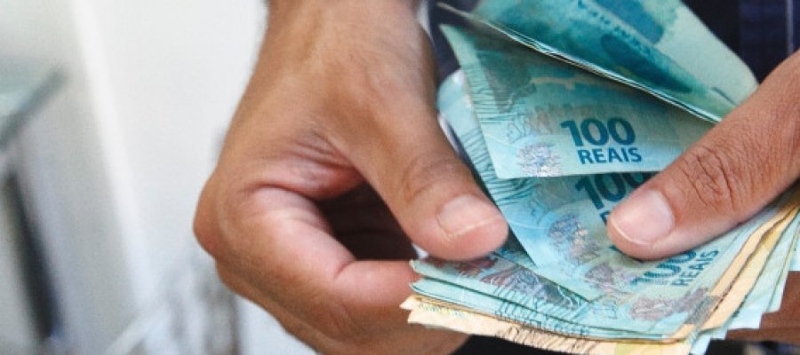 Governo faz bem à economia e aos servidores antecipar salários. O problema está no crescimento das despesas de pessoal inversamente proporcional à queda das receitas estaduais. Pode, sim, ter problemas a médio prazo