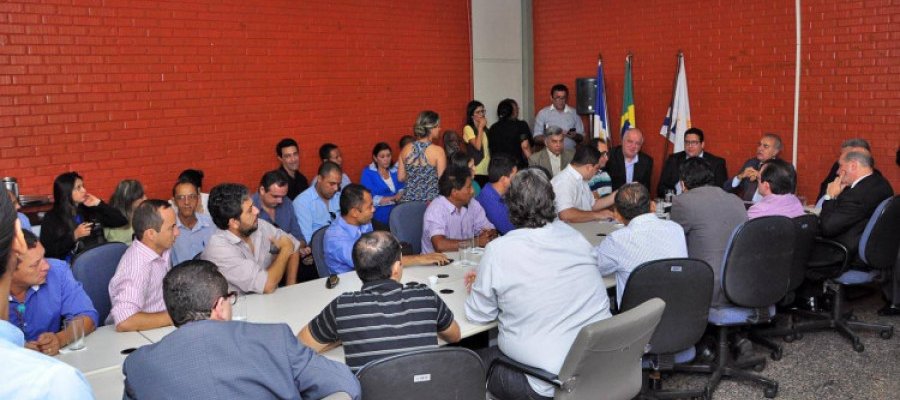 Poderes seguem a antecipação do Executivo há um mês e determinam data-base de 3,90%!! O porém para os servidores é que a previsão da inflação ontem era de 4,37% em 12 meses!! Ou seja: data-base não corrigiu a inflação!!