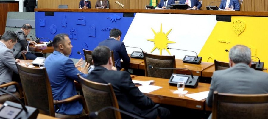 Deputados devem derrubar veto do governo à indenização de R$ 1,5 mil a servidores que ganham dois mínimos. Diferença entre Executivo e Legislativo equivale a dois botijões de gás quando aprovam sem contestar auxílio saúde de R$ 7 mil no MPE