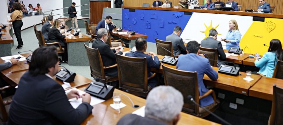 Secretários do governo ao invés de convencer o governador a limpar a sujeira dos vetos, incentivam-no a sair pelas ruas de calças abaixadas: não é merda!!! é ouro!!! Só falta tentar MS e lambuzar também o Tribunal de Justiça