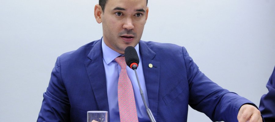 Vicentinho Jr vai às redes para sugerir que divulgação de seu encontro com Vinicius Pires seria parte de uma conspiração e que vê arapongagem nas imagens de locais públicos que frenquentou com o vereador. Não é uma boa reação de pré-candidato ao governo