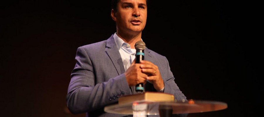 Fiéis da igreja Madureira defendem reservadamente a candidatura de Vicentinho Jr. Como não agem sem o comando de Amarildo Martins, o vice e pastor Carlos Velozo pode ser o outro Senador da chapa do PSDB