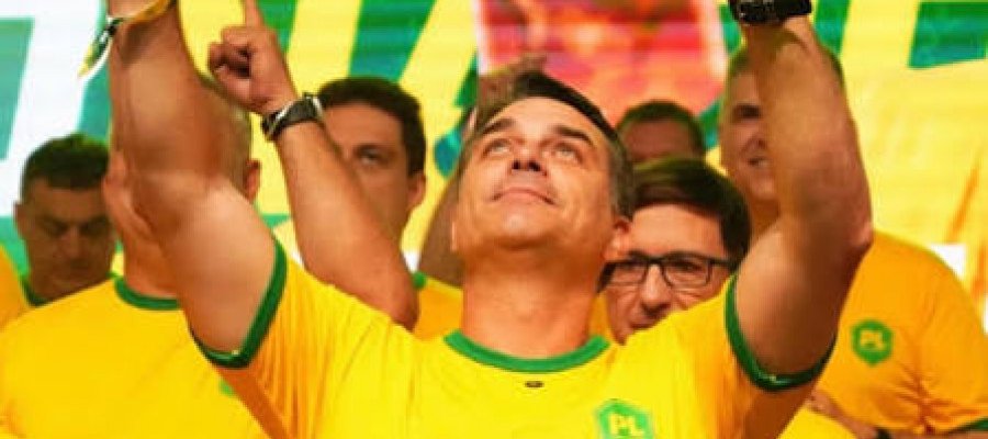 Flávio segue seu  modo golpista:  reincide no deep fake e defende subverter a ordem constitucional que proibe presidiário cumprindo pena transitada em julgado de fazer política!! Tudo ainda sob omissão  vergonhosa  do TSE!!