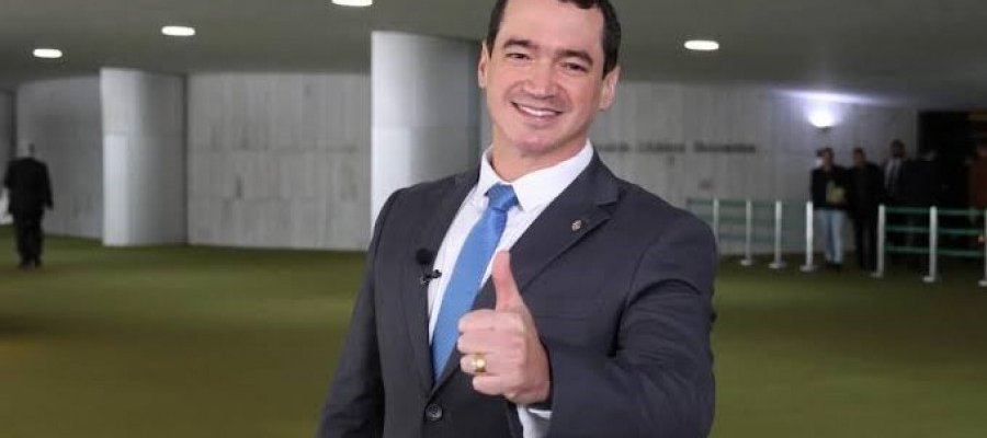 Palanque de Dorinha dispara metralhadora contra Alexandre Guimarães em Gurupi apontando que o emedebista não teria votos!! É a primeira notícia que se tem do maior atacando o menor por ser menor!! Ilógico, não é?