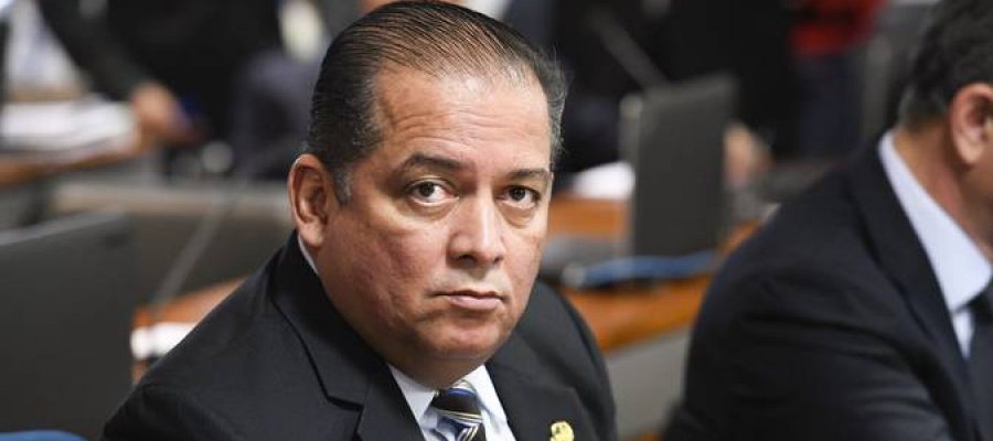 Verita deveria "maneirar" no "Gigantão". Faz pesquisa para governador e senador mas entende que o povão só pode saber o desempenho do Senado. E daqui a pouco, Gomes terá 60% dos válidos!! Menos, Verita, menos!!!
